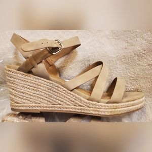 NWT Cityclassified JUBILEE WEDGE Sandals - TAUPE